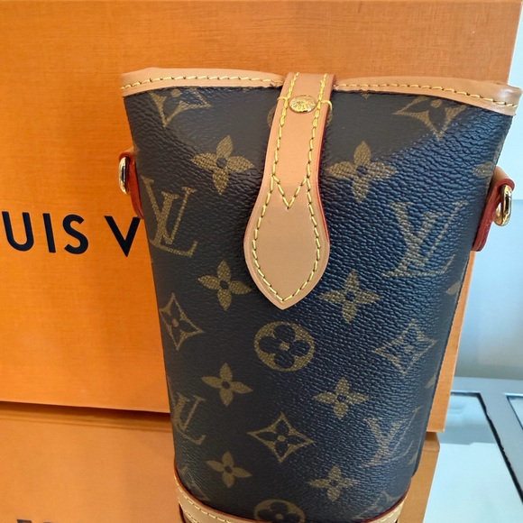 Louis Vuitton Monogram Fold Me Pouch - Picture 8 of 12
